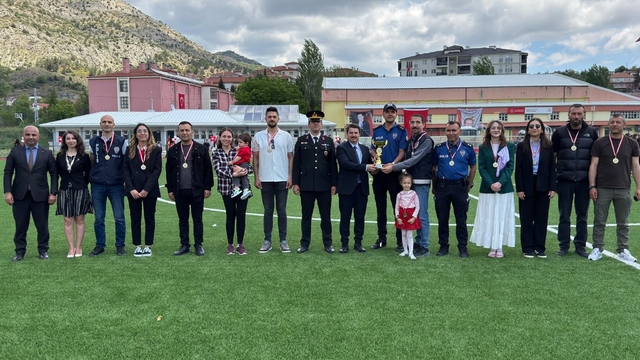 Nallıhan'da kurumlar arası voleybol turnuvasında ödüller sahiplerini buldu