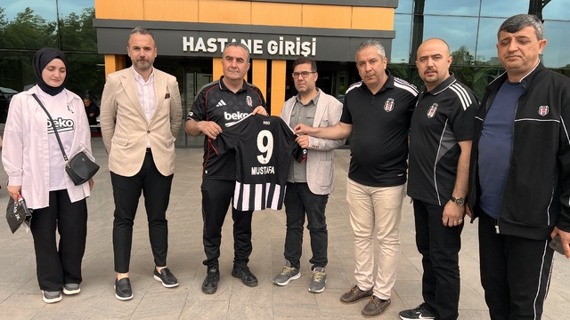 Beşiktaşlılardan saldırıda yaralanan öğrenci Mustafa Aslan'a anlamlı ziyaret
35 gündür yoğun bakımda tedavi gören çocuğun babasına Beşiktaş forması hediye edildi