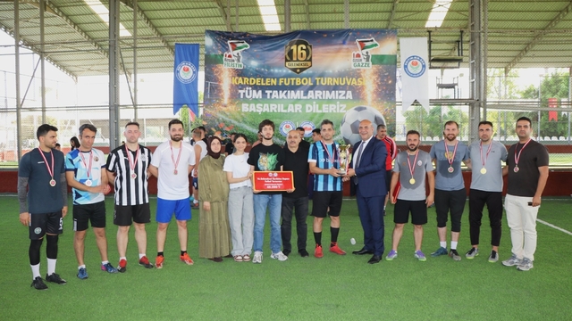 Eğitim-Bir-Sen Adana tarafından düzenlenen 16. Kardelen Futbol Turnuvası tamamlandı
Şampiyon Şehit Hilmi Bardakçı Ortaokulu oldu