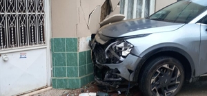 Otomobille çarpışan cip evin duvarına vurdu, kalorifer peteği yerinden sökü...