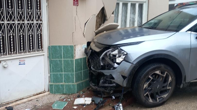 Otomobille çarpışan cip evin duvarına vurdu, kalorifer peteği yerinden söküldü