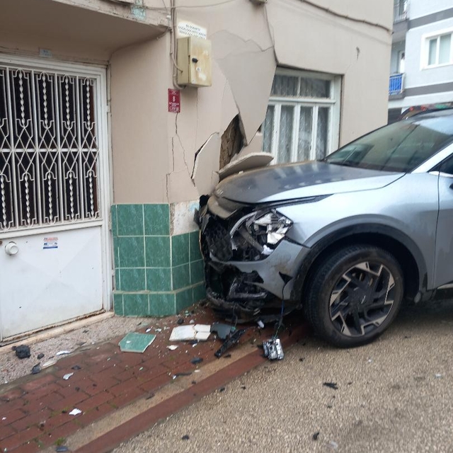 Otomobille çarpışan cip evin duvarına vurdu, kalorifer peteği yerinden sökü...