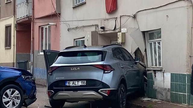 Otomobil ile çarpışan cip eve girdi
