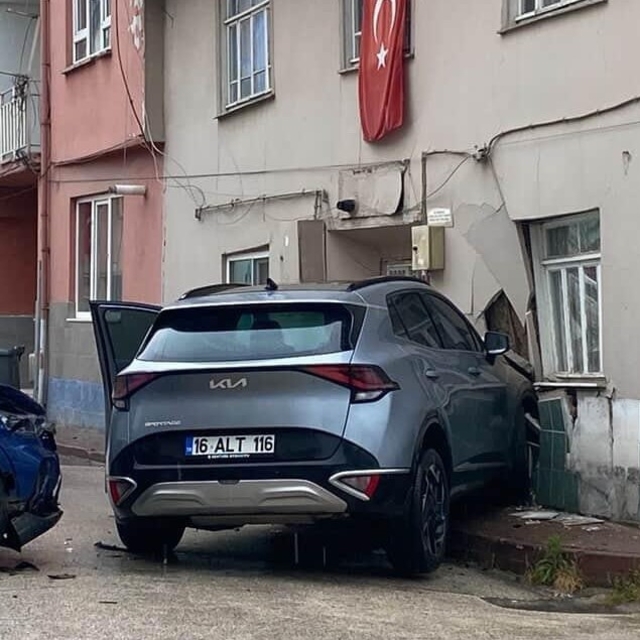 Otomobil ile çarpışan cip eve girdi