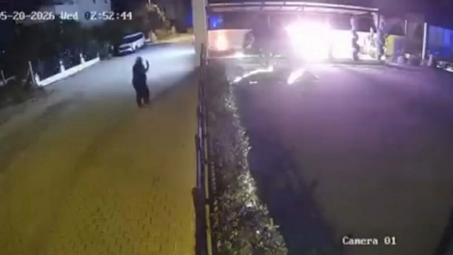 Park halindeki otomobil kundaklandı, o anlar kamerada