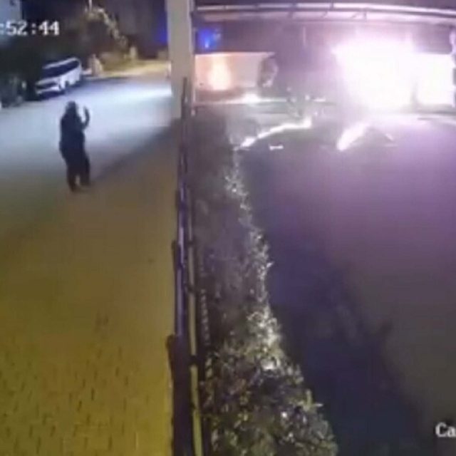 Park halindeki otomobil kundaklandı, o anlar kamerada