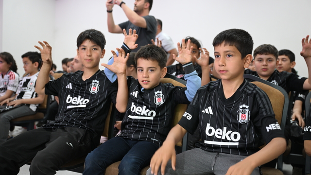 Beşiktaş Dostluk Grubu, okul saldırısında yaralanan Mustafa'ya forma hediye etti