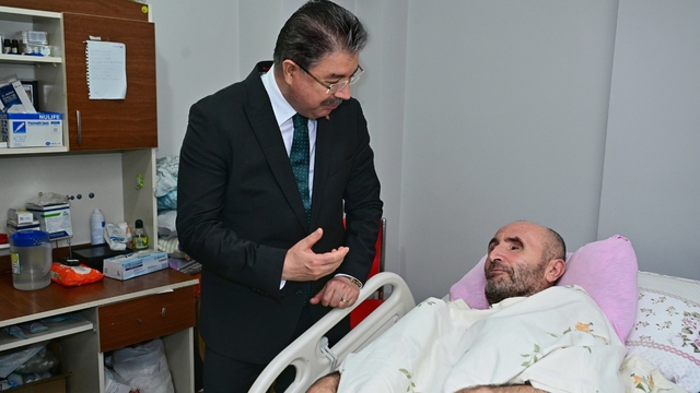 Yatağa bağımlı engelli vatandaşa Vali Yılmaz'dan ziyaret
Yaşlı adamın zihinsel engelli kızı, babası için Vali Yılmaz'dan akülü sandalye istedi
Vali Erdinç Yılmaz: "Hepimiz birer engelli adayıyız"