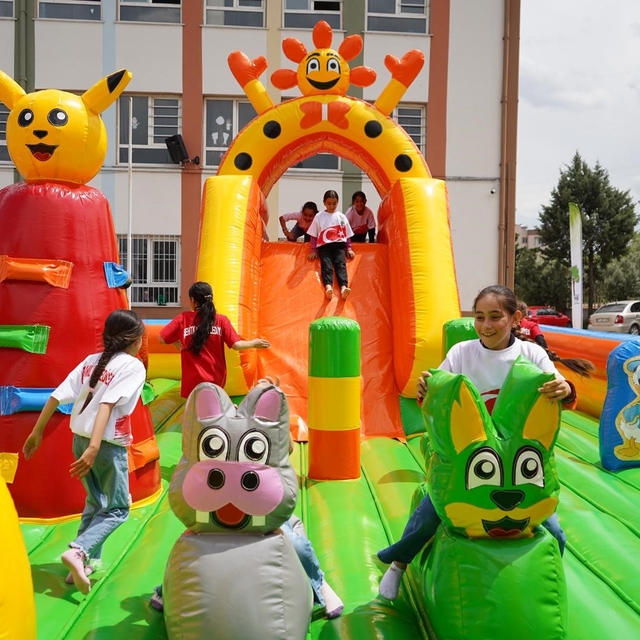 Şehitkamil'den köy okulunda renkli şenlik