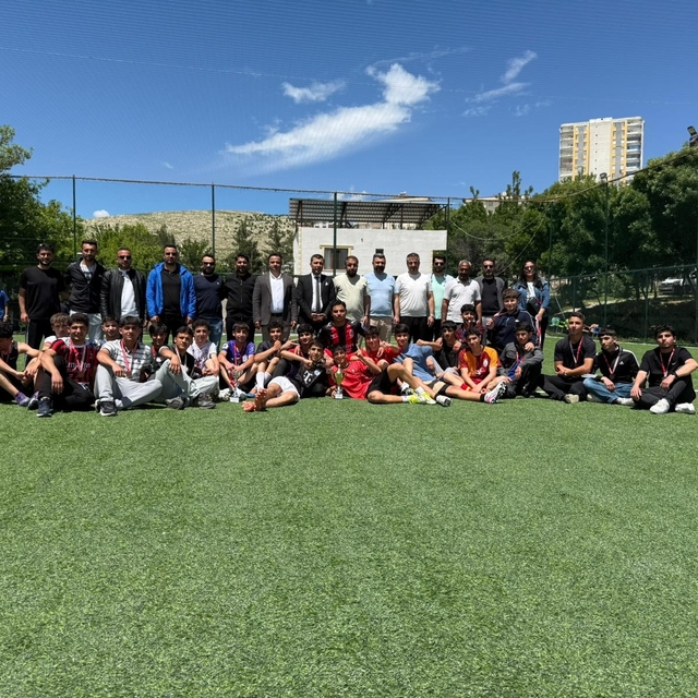 Diyarbakır'da "Maarifin Kalbinde Marifetli Gençlik" temasıyla futbol turnuv...