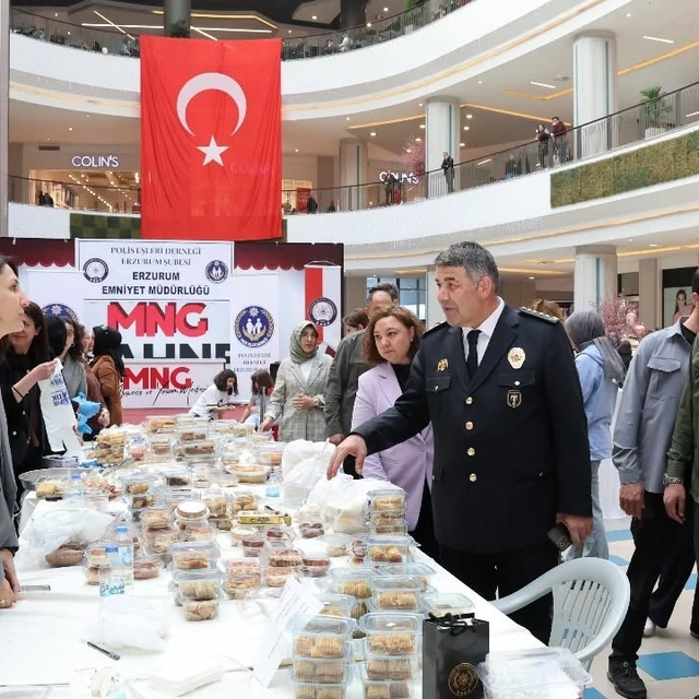 Erzurum'da emniyet mensuplarının eşlerinden hayır çarşısı
