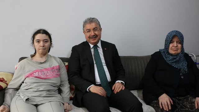 Eskişehir Valisi Yılmaz, engelli aileyi ziyaret etti