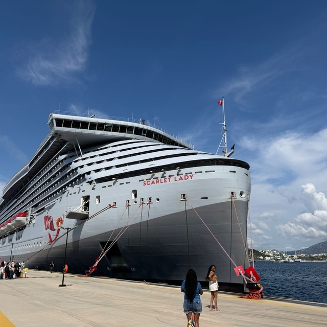 Dev kruvaziyer gemiler, 2 bin 636 turistle Bodrum'a geldi