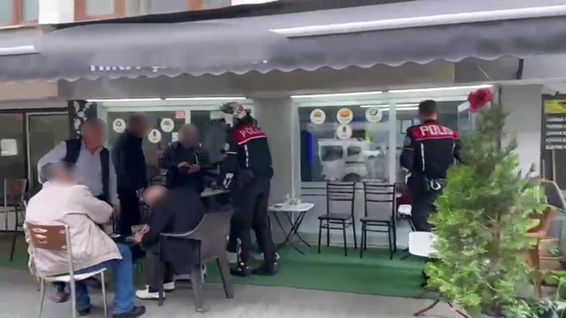 Sakarya'da "fuhuş ocağı" operasyonu: 4 tutuklama
Çay ocağına gelenlere fuhuş yaptıran 4 kişi tutuklandı