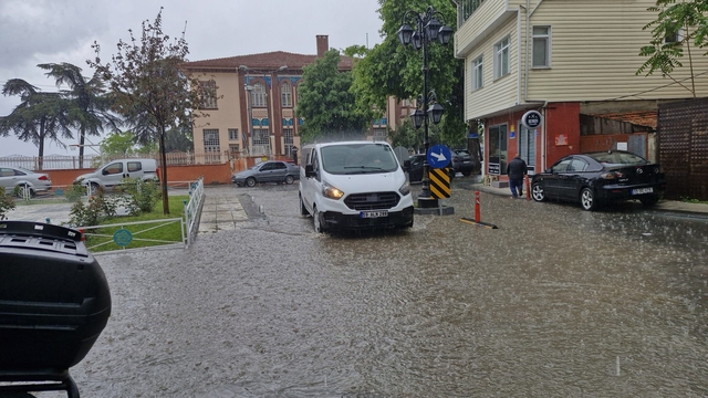 Tekirdağ'da şiddetli yağış yolları dereye çevirdi