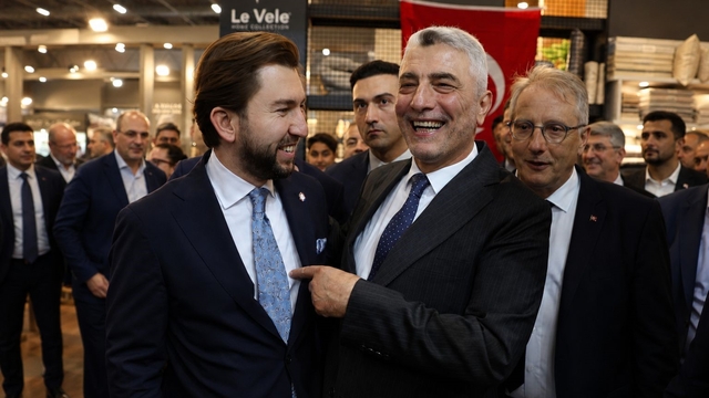 Bakan Bolat, Hometex 2026'nın gözdesi DENİB standını ziyaret etti