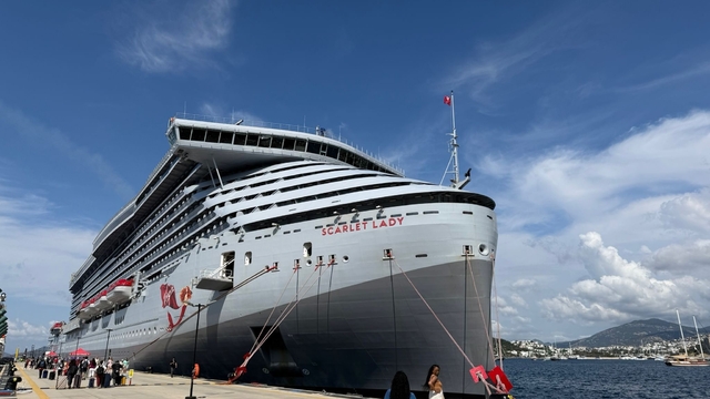 Dev kruvaziyer gemiler, 2 bin 636 turistle Bodrum'a geldi