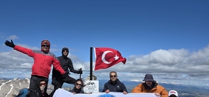 Elazığ'ın en yüksek zirvesinde anlamlı 19 Mayıs tırmanışı