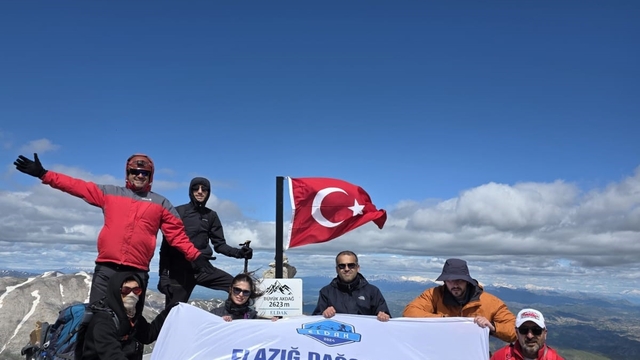 Elazığ'ın en yüksek zirvesinde anlamlı 19 Mayıs tırmanışı