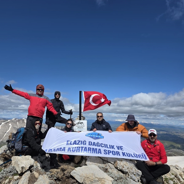 Elazığ'ın en yüksek zirvesinde anlamlı 19 Mayıs tırmanışı