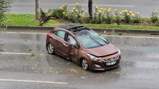 Refüjdeki ağaca çarpan otomobil, karşı şeride geçti: 1 yaralı