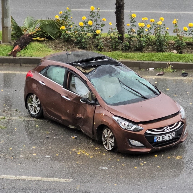 Refüjdeki ağaca çarpan otomobil, karşı şeride geçti: 1 yaralı