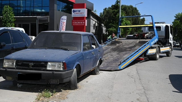 Manisa'nın sokakları atıl ve hurda araçlardan temizleniyor