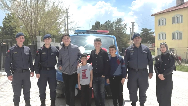 Altıntaş'ta özel öğrenciler ekip araçlarıyla ilçeyi gezdi