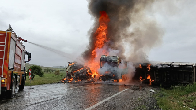 TIR'lar kafa kafaya çarpışıp alev aldı; şoförleri ağır yaralandı