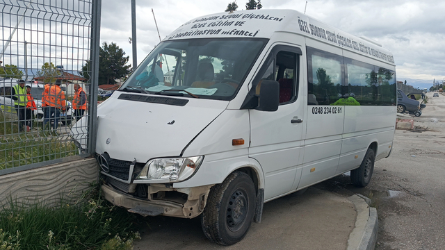 Burdur'da 3 aracın karıştığı kaza; 2'si çocuk 6 yaralı