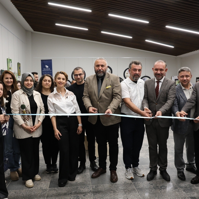 Polen peşindeki yaban arıları resim sergisi açıldı