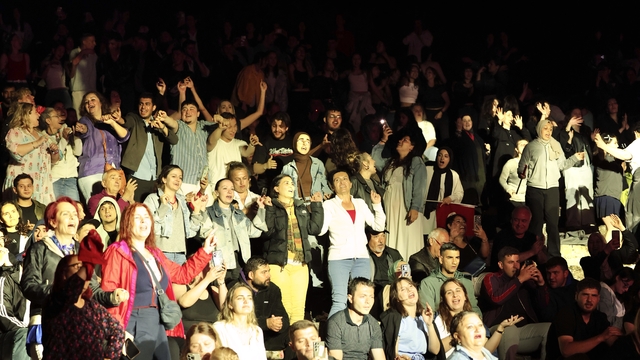 Gökçeada'da şarkıcı Deniz Seki konser verdi