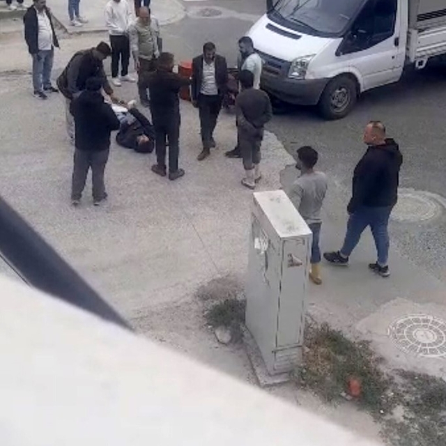 Yaralı sürücü ambulansı beklerken sigara yaktı