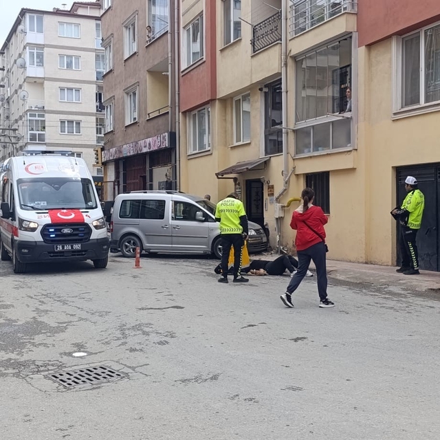 Eskişehir'de araç yayalara çarptı: 2'si ağır 3 yaralı