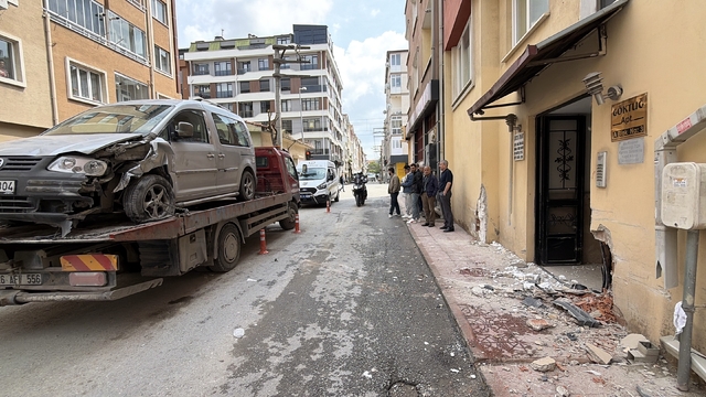 Eskişehir'de hafif ticari aracın çarptığı 3 kişi yaralandı