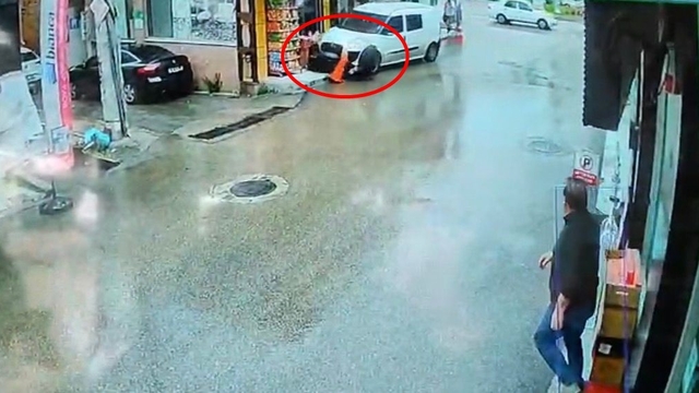 Hafif ticari aracın anne ve çocuğunu altına alıp, sürüklediği kaza kamerada