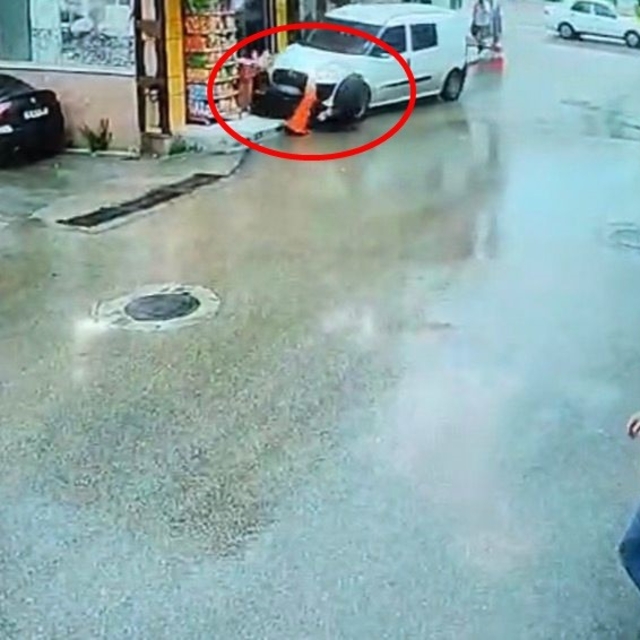 Hafif ticari aracın anne ve çocuğunu altına alıp, sürüklediği kaza kamerada