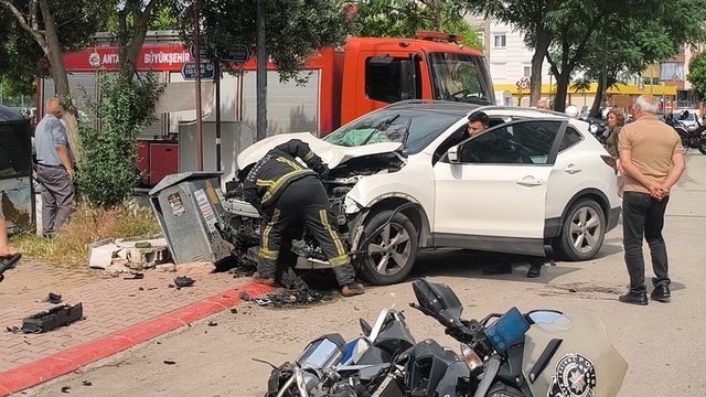 Antalya'da yunus timleri kaza yaptı: 2 polis yaralı