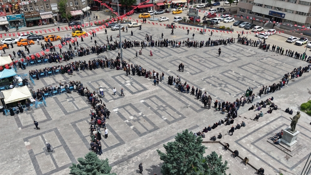 Ücretsiz olduğunu duyan koştu, saatler öncesinden sıraya girdiler: Fide kuyruğu havadan görüntülendi