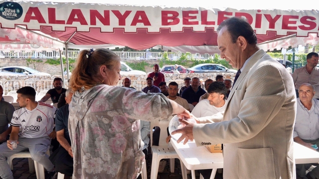 Alanya'da kurban satış ve kesim yerleri açıklandı
Küçükbaş kurbanlıkların kilogram fiyatı 450 TL, büyükbaş kurbanlıkların kilogram fiyatı ise 480 TL