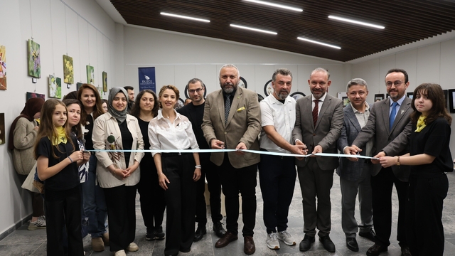 Polen peşindeki yaban arıları resim sergisi açıldı