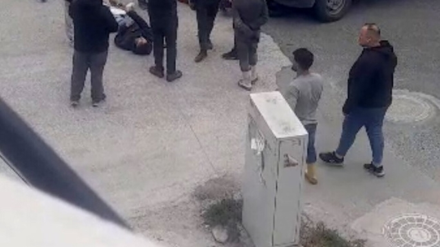 Yaralı sürücü ambulansı beklerken sigara yaktı