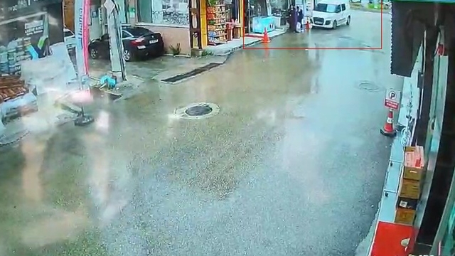 Kamyonet yayaların arasına daldı, o anlar kameraya yansıdı
Kontrolden çıkan kamyonet 3 kişiye çarpıp, 2 kişiyi altına aldı