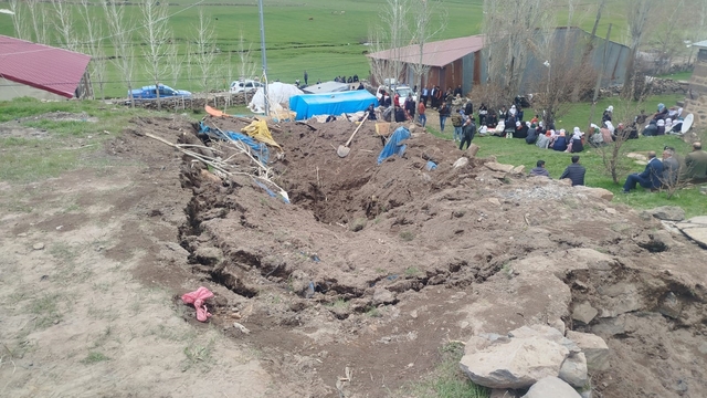 Tekman'da ahır çöktü; 1 ölü