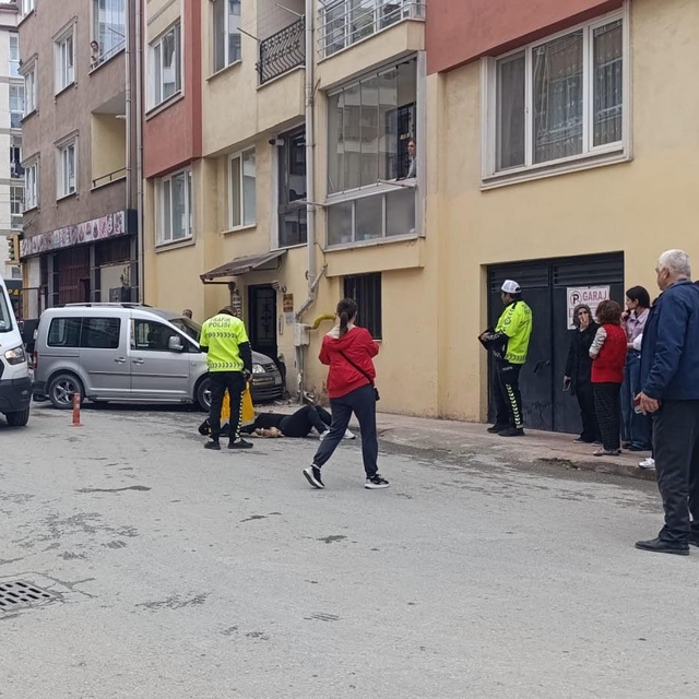 Hafif ticari araç yayalara çarptı: 3 yaralı