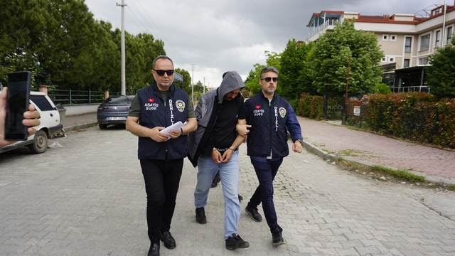 Boşandığı eşini öldürüp gömdüğünü 10 yıl sonra itiraf eden eski koca adliyeye sevk edildi
Adliyeye sevk edilen cinayet zanlısı soruları cevapsız bıraktı