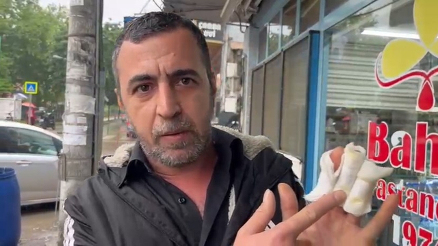 Hafif ticari aracın anne ve çocuğunu altına alıp, sürüklediği kaza kamerada (2)