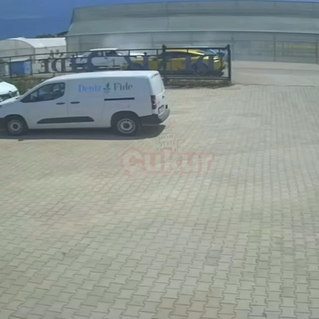 Antalya'da iki Tofaş kafa kafaya çarpıştı: 4 yaralı
Kaza anı güvenlik kamer...