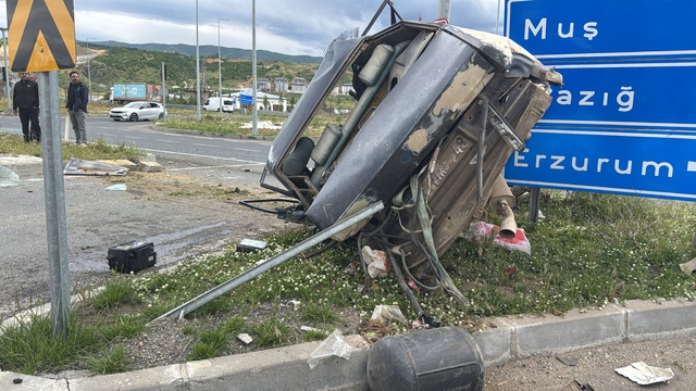 Hayvan yüklü kamyon, 2 otomobile çarptı; 2 yaralı