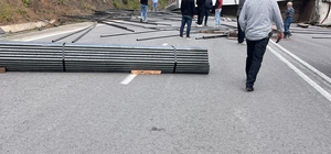 Çubuk demir yüklü tır devrildi, OSB yolu trafiğe kapandı